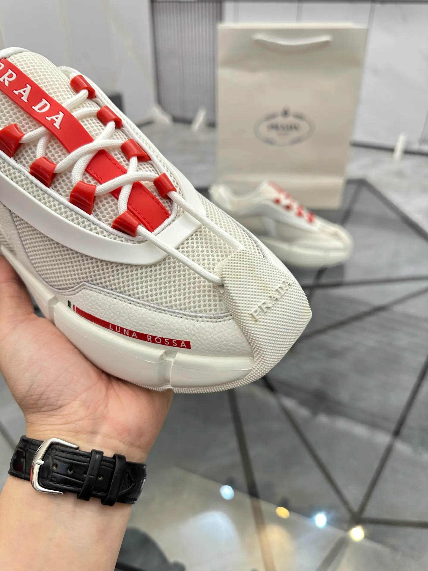 Men's shoes: 💰P500¥ High-end, complete package Product trademark: Prada *"Prada*" low-top casual shoes Regular size: 38-44 (can be customized to 45.46) Couple style Product materials: Upper imported cowhide stitched with original fabric, sheepskin lining, original outsole. Number: 846